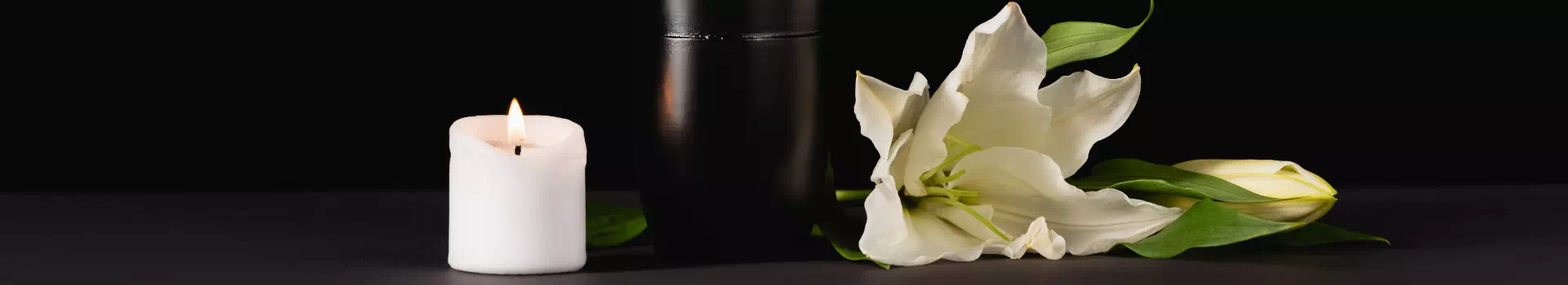 biała lilia ze świeczką